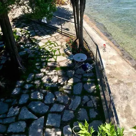 Pied Dans L'eau * Brezzo